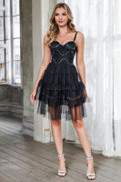Laden Sie das Bild in den Galerie-Viewer, Schwarzes Kurzes Gestuftes Cocktailkleid aus Tüll mit Spaghettiträgern und Perlen