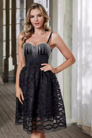 Laden Sie das Bild in den Galerie-Viewer, Schwarzes Kurzes Tüll Cocktailkleid mit Fransen in A-Linie