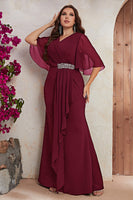 Laden Sie das Bild in den Galerie-Viewer, Plus Size Schwarzes Chiffon Kleid für die Brautmutter mit Rüschen