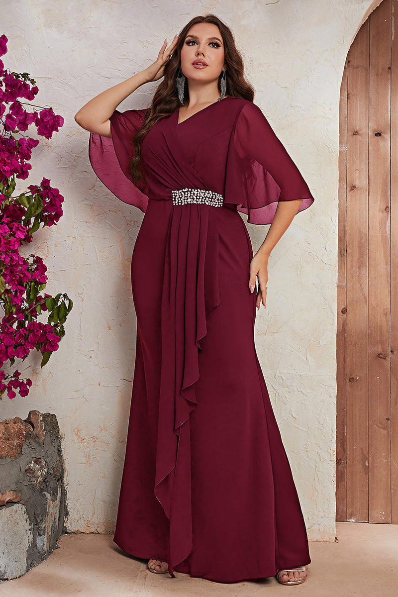 Laden Sie das Bild in den Galerie-Viewer, Plus Size Schwarzes Chiffon Kleid für die Brautmutter mit Rüschen