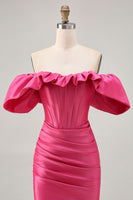Laden Sie das Bild in den Galerie-Viewer, Schulterfreies Satin Fuchsia Rüschen Enges Abiballkleid