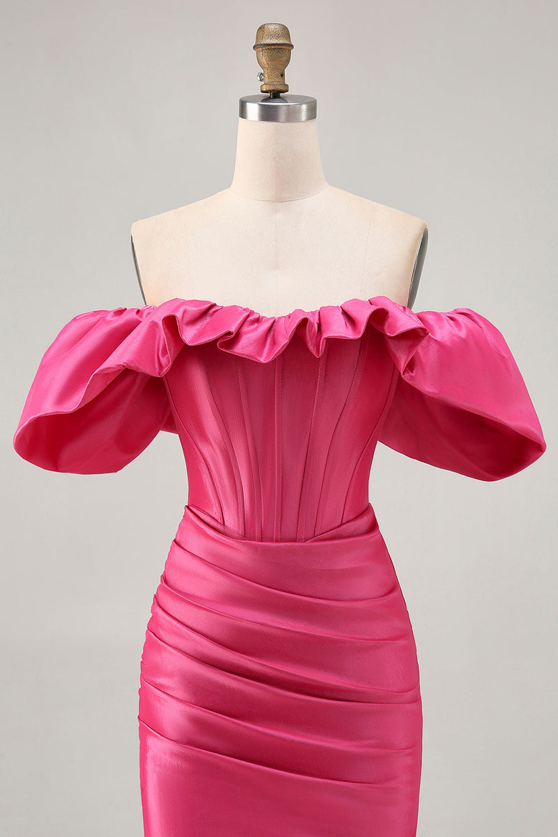 Laden Sie das Bild in den Galerie-Viewer, Schulterfreies Satin Fuchsia Rüschen Enges Abiballkleid
