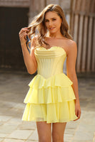 Laden Sie das Bild in den Galerie-Viewer, Trägerloses Gelbes Korsett A-Linie Gestuftes Kurzes Abiballkleid