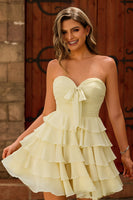 Laden Sie das Bild in den Galerie-Viewer, Niedliches Hellgelbes Trägerloses Gestuftes A-Linie Cocktailkleid mit Schleife