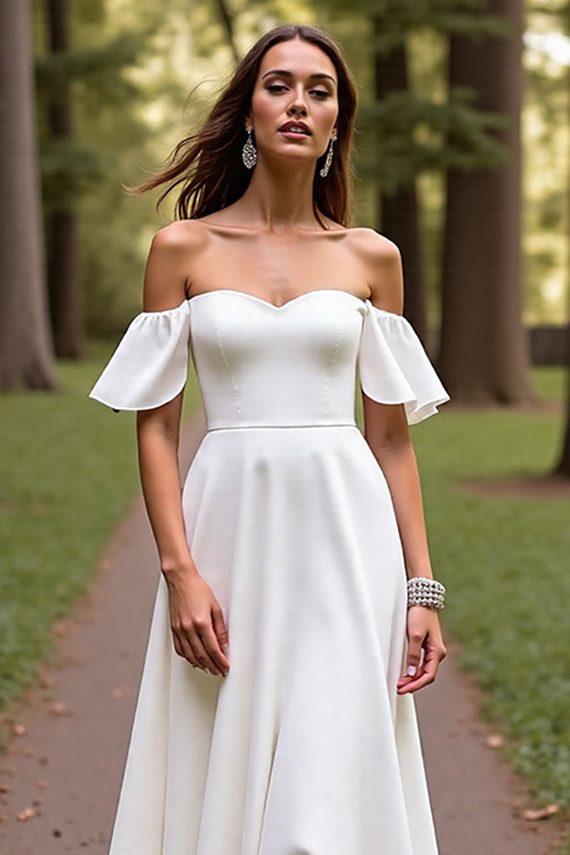 Laden Sie das Bild in den Galerie-Viewer, Einfaches A Linie Weißes Brautkleid mit Sweep Schleppe und Rüschen