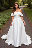 Laden Sie das Bild in den Galerie-Viewer, Weißes Satin A Linie Sweep Schleppe Brautkleid mit Rüschen