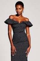 Laden Sie das Bild in den Galerie-Viewer, Schulterfreies Meerjungfrauen Polka Dots Kleid mit Rüschen in Schwarz Weiß