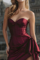 Laden Sie das Bild in den Galerie-Viewer, Bodycon Trägerloses Korsett Satin Kurzes Burgunderrotes Abiballkleid mit Luftschlange