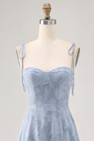 Laden Sie das Bild in den Galerie-Viewer, Staubblaues A Linie Midi Spaghettiträger Hochzeitsgastkleid mit Schlitz