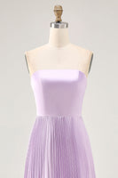 Laden Sie das Bild in den Galerie-Viewer, Trägerloses Plissiertes Flieder Langes Brautjungfernkleid in A-Linie