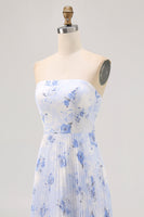 Laden Sie das Bild in den Galerie-Viewer, Blaues Geblümtes Trägerloses Langfaltiges Brautjungfernkleid in A-Linie