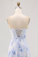 Laden Sie das Bild in den Galerie-Viewer, Blaues Geblümtes Trägerloses Langfaltiges Brautjungfernkleid in A-Linie