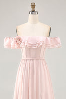 Laden Sie das Bild in den Galerie-Viewer, Schulterfreies Blush Rüschen A Linie Brautjungfernkleid mit Schlitz
