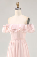 Laden Sie das Bild in den Galerie-Viewer, Schulterfreies Blush Rüschen A Linie Brautjungfernkleid mit Schlitz