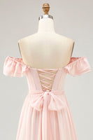 Laden Sie das Bild in den Galerie-Viewer, Schulterfreies Blush Rüschen A Linie Brautjungfernkleid mit Schlitz