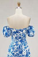 Laden Sie das Bild in den Galerie-Viewer, Schulterfreies Blaues Hochzeitsgastkleid mit Blumendruck und Schlitz