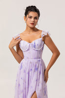 Laden Sie das Bild in den Galerie-Viewer, Lavendelblume A-Linie Bedrucktes Korsett Brautjungfernkleid mit Rüschen und Schlitz