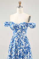 Laden Sie das Bild in den Galerie-Viewer, Schulterfreies Bedrucktes Blaues Hochzeitsgastkleid mit Rüschen und Schlitz