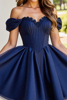 Laden Sie das Bild in den Galerie-Viewer, Schwarzes Kurzes A-Linie Abiballkleid mit Rüschen und Applikationen