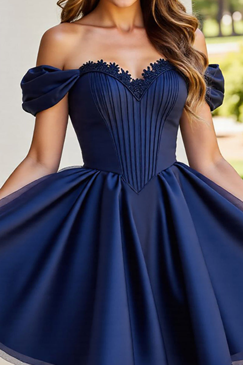 Laden Sie das Bild in den Galerie-Viewer, Schwarzes Kurzes A-Linie Abiballkleid mit Rüschen und Applikationen