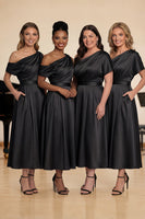 Laden Sie das Bild in den Galerie-Viewer, Schwarzes Einschulteriges Satin A-Linie Chorkleid mit Taschen