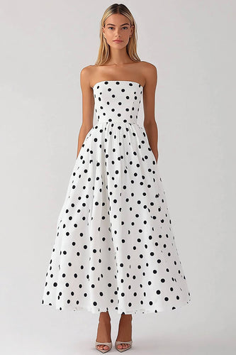 Weißes Trägerloses A-Linie Kleid mit schwarzen Polka Dots