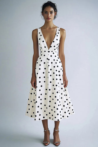 Weißes A-Linie Kleid mit V-Ausschnitt und schwarzen Polka Dots