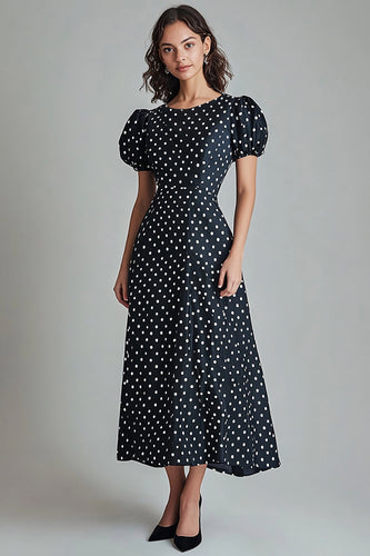 Langes Rundhalsausschnitt Schwarzes weißes Kleid mit Polka Dots