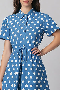 Blaues A-Linie Kleid mit weißen Polka Dots und kurzen Ärmeln