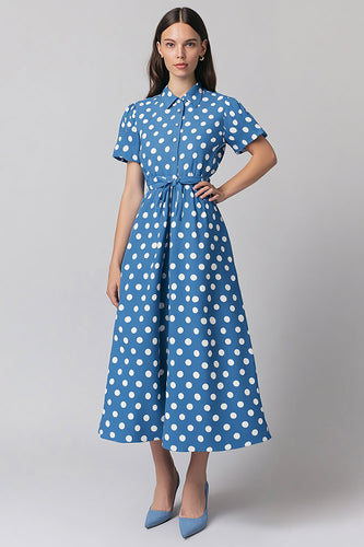 Blaues A-Linie Kleid mit weißen Polka Dots und kurzen Ärmeln