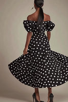 Laden Sie das Bild in den Galerie-Viewer, Schwarzes Schulterfreies Weißes Polka Dots Kleid mit Schlitz