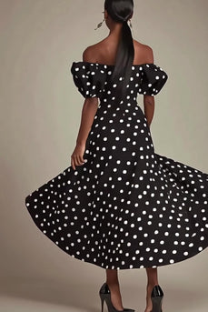 Schwarzes Schulterfreies Weißes Polka Dots Kleid mit Schlitz