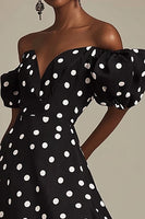 Laden Sie das Bild in den Galerie-Viewer, Schwarzes Schulterfreies Weißes Polka Dots Kleid mit Schlitz
