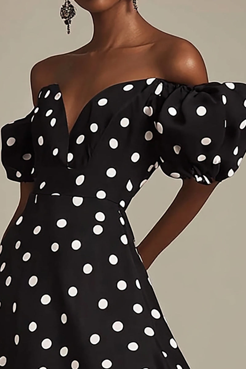 Laden Sie das Bild in den Galerie-Viewer, Schwarzes Schulterfreies Weißes Polka Dots Kleid mit Schlitz