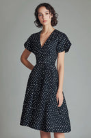 Laden Sie das Bild in den Galerie-Viewer, A Linie V-Ausschnitt Schwarzes Weißes Polka Dots Kleid mit kurzen Ärmeln
