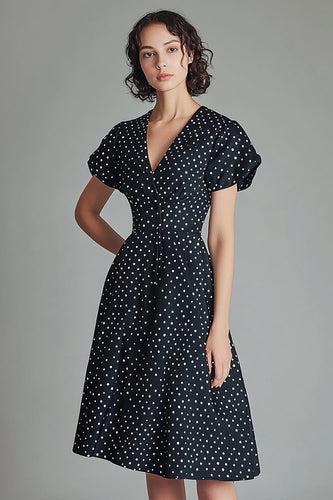 A Linie V-Ausschnitt Schwarzes Weißes Polka Dots Kleid mit kurzen Ärmeln