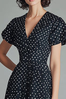 Laden Sie das Bild in den Galerie-Viewer, A Linie V-Ausschnitt Schwarzes Weißes Polka Dots Kleid mit kurzen Ärmeln