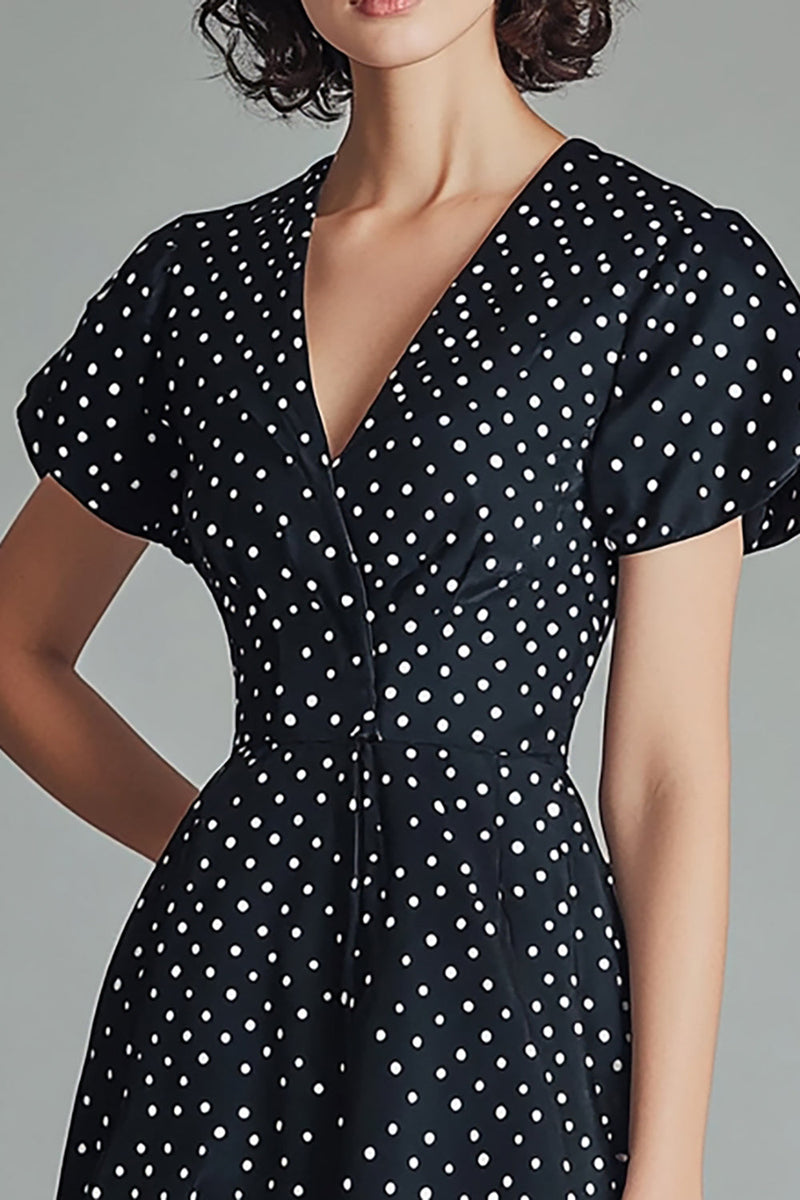 Laden Sie das Bild in den Galerie-Viewer, A Linie V-Ausschnitt Schwarzes Weißes Polka Dots Kleid mit kurzen Ärmeln