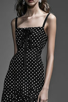 Laden Sie das Bild in den Galerie-Viewer, A-Linie Chiffon Schwarz weißes Kleid mit Rüschen und Polka Dots