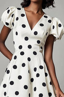Laden Sie das Bild in den Galerie-Viewer, A Linie Weißes schwarzes Polka Dots Kleid mit Puffärmeln