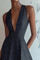 Laden Sie das Bild in den Galerie-Viewer, A Linie Neckholder Mini V-Ausschnitt Schwarz Weiß Polka Dots Kleid