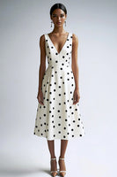 Laden Sie das Bild in den Galerie-Viewer, A Linie Midi V-Ausschnitt Weißes schwarzes Polka Dots Kleid