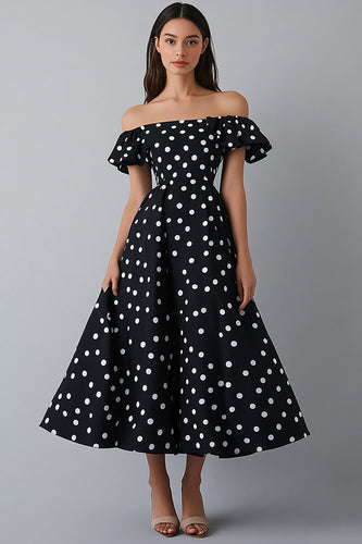 Schulterfreies Schwarz-weißes Polka-Dots Kleid mit Rüschen