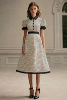 Laden Sie das Bild in den Galerie-Viewer, A Linie Revers Weißes schwarzes Polka Dots Kleid mit Puffärmeln