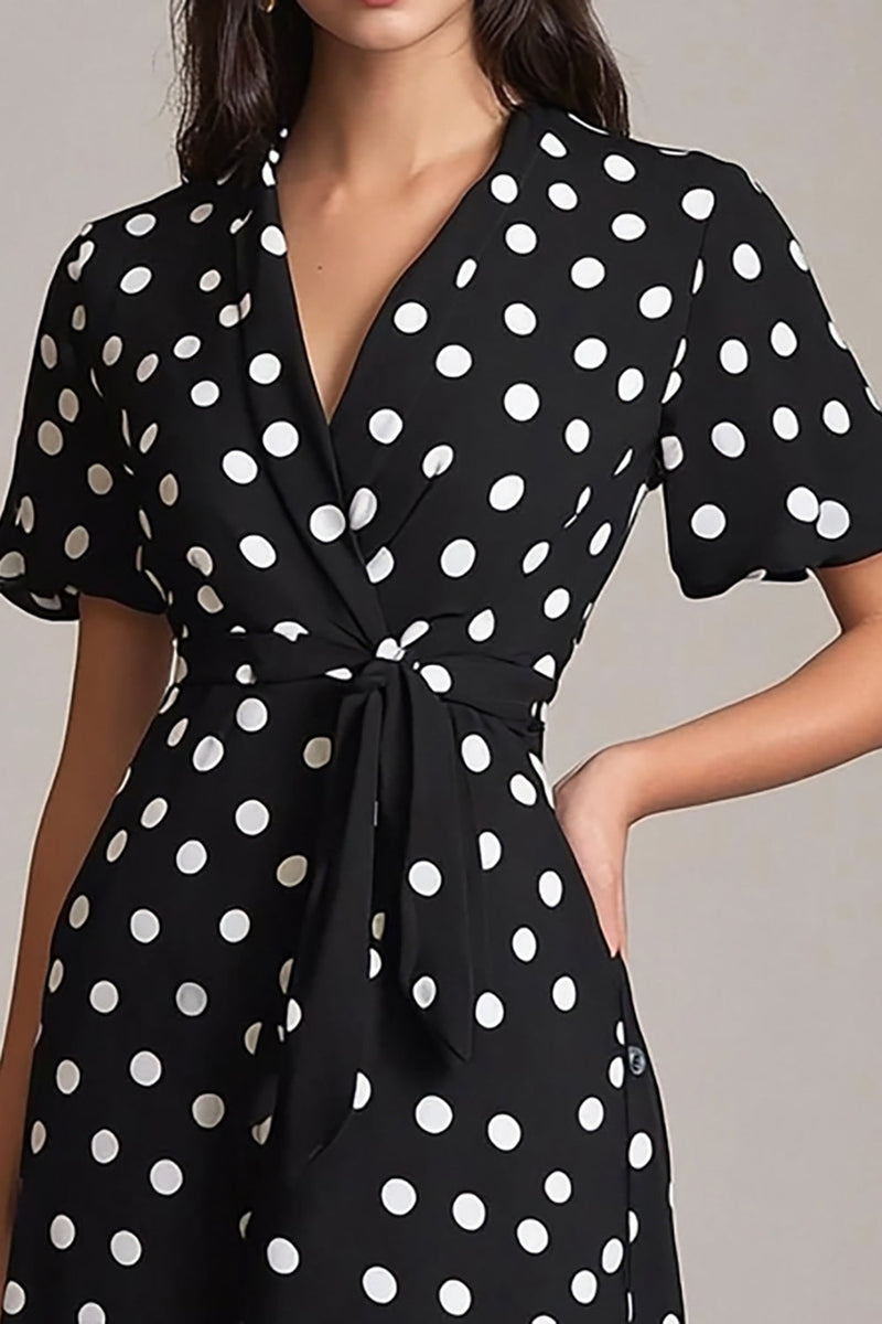 Laden Sie das Bild in den Galerie-Viewer, Schwarz Weiß A-Linie Polka Dots Kleid mit V-Ausschnitt und Schärpe