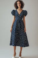 Laden Sie das Bild in den Galerie-Viewer, A Linie V-Ausschnitt Marineblaues weißes Polka Dots Kleid mit Puffärmeln