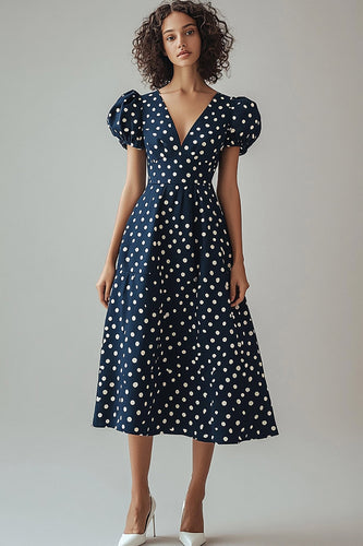 A Linie V-Ausschnitt Marineblaues weißes Polka Dots Kleid mit Puffärmeln