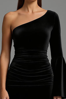 Schwarzes Samtkleid mit einer Schulter und Schlagärmeln