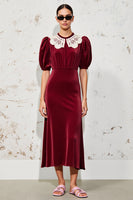 Laden Sie das Bild in den Galerie-Viewer, Dunkelrotes A-Linie Hochzeitsgastkleid aus Samt