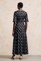 Laden Sie das Bild in den Galerie-Viewer, Schwarzes A-Linie Polka Dots Kleid mit kurzen Ärmeln und Tupfen